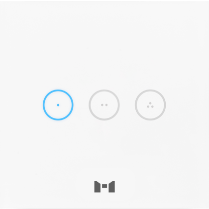 Touch Panel ذكية 3 قنوات بيضاء لؤلؤية أنيقة مع قناة واحدة مضاءة باللون الأزرق للإشارة إلى أنها قيد التشغيل.